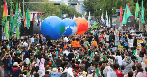 Some 4,000 people gather for a demonstration calling on the government for action on climate change in Daehangno, central Seoul, Saturday. (Yonhap)