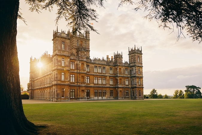 Live like a Crawley in Highclere Castle Live like a Crawley in Highclere Castle