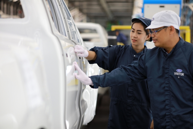 Ford showcases manufacturing processes to dealers