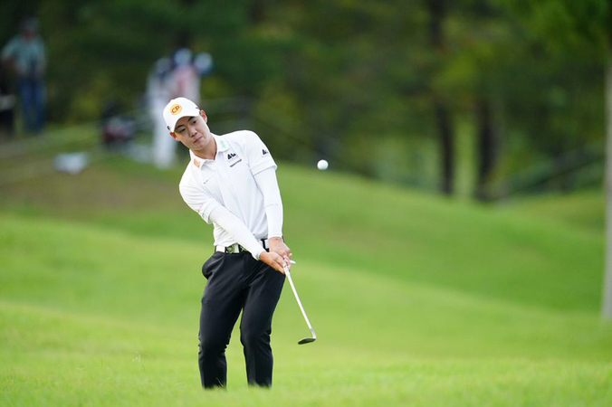 Jazz trails 3-way lead by one stroke Jazz trails 3-way lead by one stroke