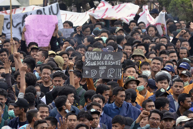 Protests set to continue as House holds final plenary meeting Protests set to continue as House holds final plenary meeting