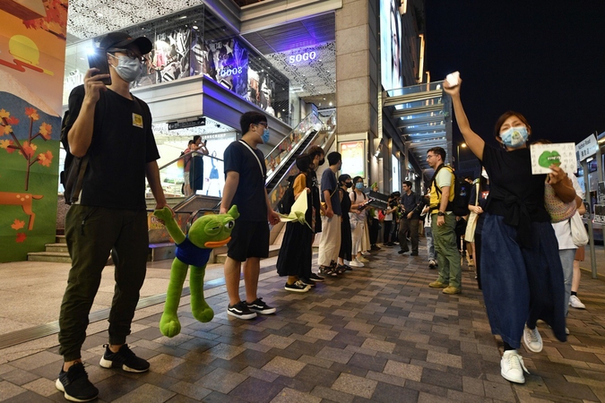 Protesters forming a human chain from Tsim Sha Tsui to Prince Edward in Hong Kong on Sept 30, 2019. ST PHOTO: CHONG JUN LIAN