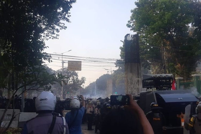 Protests by various elements on Monday in Palmerah, Central Jakarta started to get ugly in the afternoon with the protesters throwing plastic bottles and stones at police who shot tear gas back in return. (kompas.com/Bonfilio Mahendra Wahanaputra)