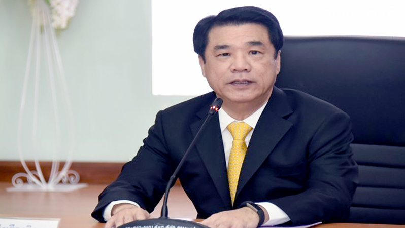 Industry minister to join campaign banning three pesticides Industry minister to join campaign banning three pesticides
