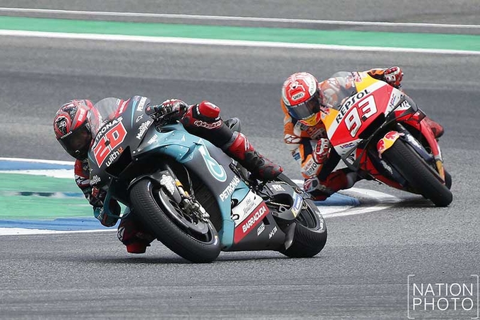 Fabio Quartararo is chased after by Marc Marquez / Nation Photo by Kornphuk Promrekha