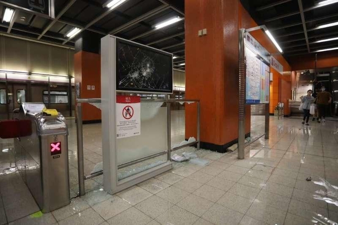 Glass panels and a ticket gate are damaged by protesters at Po Lam MTR station, Hong Kong, Oct 4, 2019. (PHOTO / CHINA DAILY)