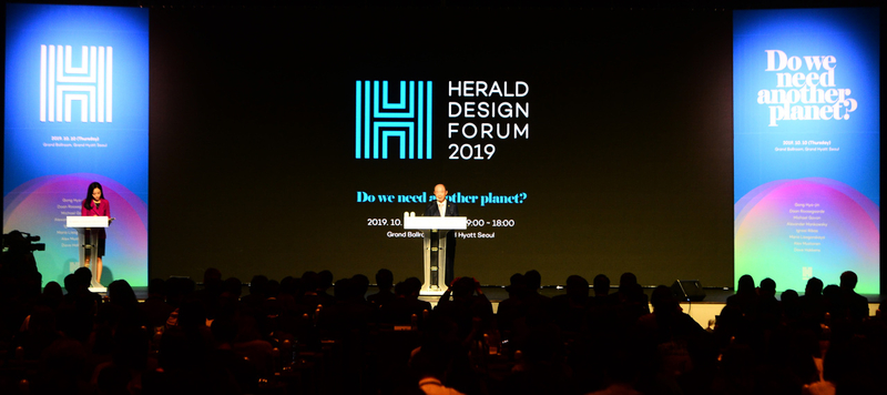 Herald Corp. Chairman Jung Chang-sun delivers the opening speech at Herald Design Forum 2019. (Park Hae-mook/The Korea Herald)