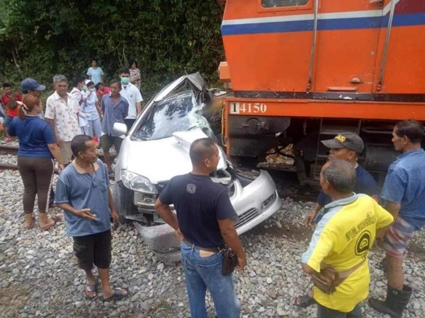 Two dead as train hits car in Trang Two dead as train hits car in Trang