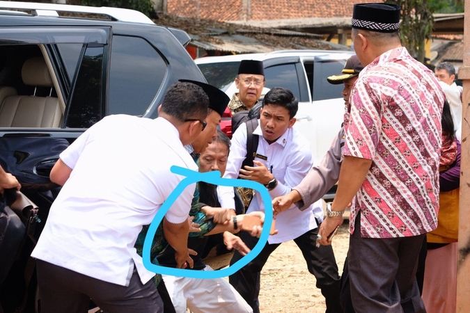 Coordinating Political, Legal and Security Affairs Minister Wiranto during a visit to Banten on Thursday afternoon, just a moment before a man tries to attack him with a knife. (JP/Handout)