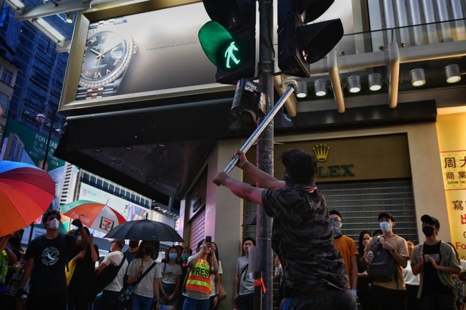 Hong Kong police arrest protesters after mall rallies and skirmishes across the city Hong Kong police arrest protesters after mall rallies and skirmishes across the city