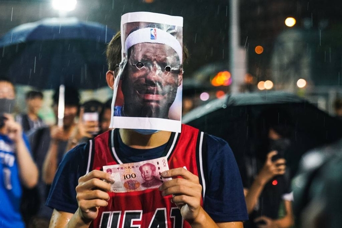 Hong Kong protesters burn LeBron James jersey, chant profanity toward Lakers star