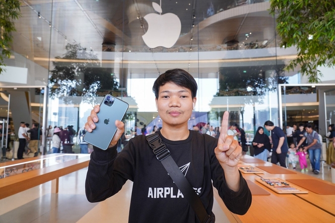 A big bite of the Apple: long queues form for iPhone11 A big bite of the Apple: long queues form for iPhone11