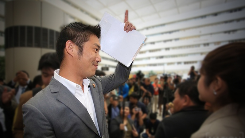 Thanathorn appears before Constitutional Court Thanathorn appears before Constitutional Court