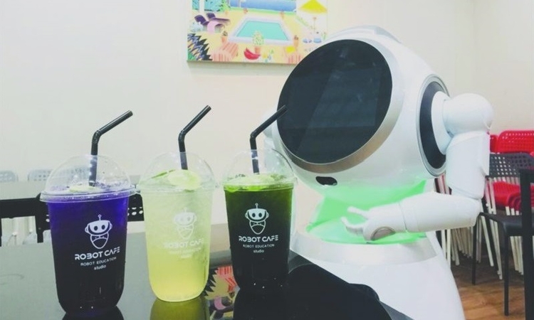 Company orders 20,000 robots to serve tourism-related businesses Company orders 20,000 robots to serve tourism-related businesses