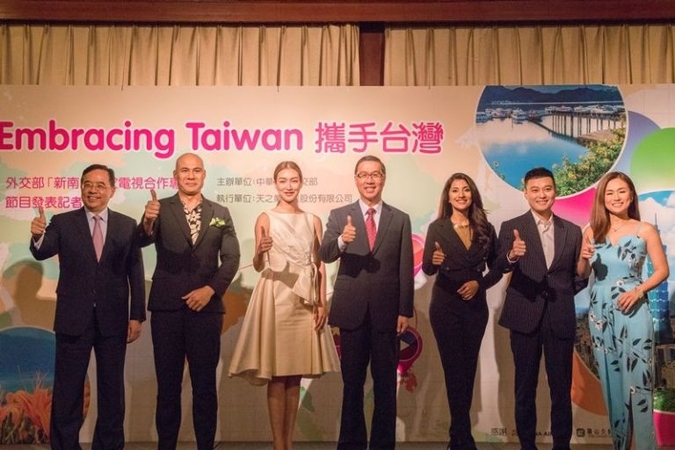 MOFA Vice Minister Miguel Li-jey Tsao (center) and Henry Ming-jeng Chen (left), director-general of the Department of International Information Services, give the thumbs up alongside representatives of production teams from India, Thailand, Vietnam and the Philippines during the launch ceremony for a series of TV shows showcasing Taiwan co-produced with broadcasters from the NSP target countries at the Grand Hotel Oct. 22 in Taipei City. (Courtesy of MOFA)