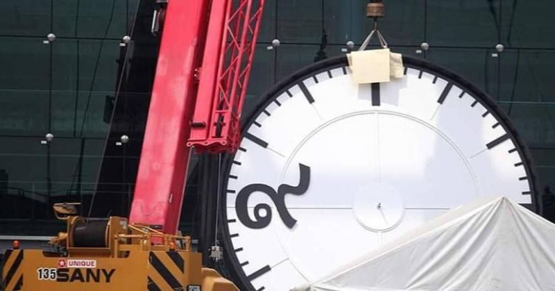 Giant ‘9’ clock goes up in tribute to late King at Bang Sue station Giant ‘9’ clock goes up in tribute to late King at Bang Sue station