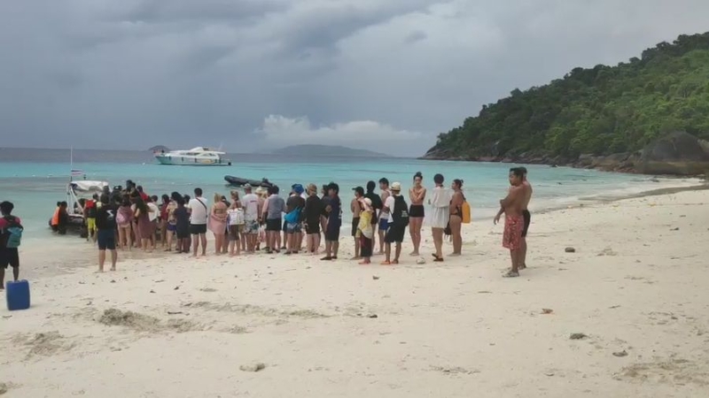 Rough sea prevents boats from picking up tourists Rough sea prevents boats from picking up tourists