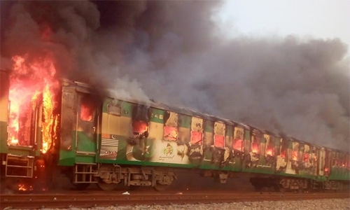 73 killed in train fire in Pakistan 73 killed in train fire in Pakistan