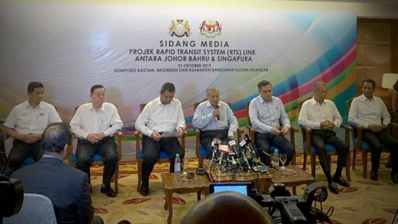 Malaysia's Prime Minister Mahathir Mohamad (centre) speaks during a press conference at the Customs, Immigration, and Quarantine Complex in Johor Baru on Oct 31, 2019. ST PHOTO: KUA CHEE SIONG