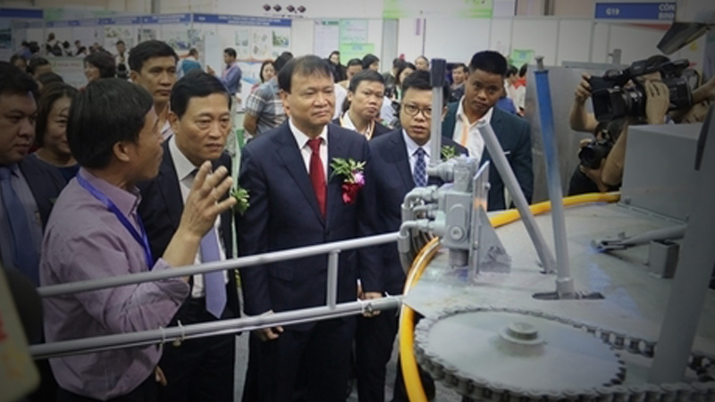 Government officials visit booths of the Vietnam Growthtech 2019 at Ha Noi International Exhibition Centre. — VNS Photo To Nhu