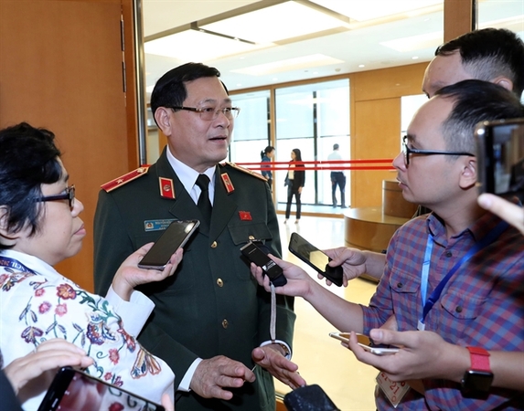 Nguyễn Hữu Cầu, head of Nghệ An Province's police, on Tuesday faced questions from reporters surrounding developments of the arrests made in connection with the 39 deaths in Essex, UK. — VNA/VNS Photo