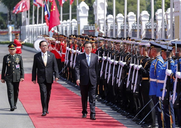 Prime Minister Prayut Chan-o-cha accompanies Li Keqiang as the Chinese premier inspects a guard of honour during a welcoming ceremony in Bangkok for Li's official visit to Thailand on Tuesday. Photo courtesy: www.gov.cn