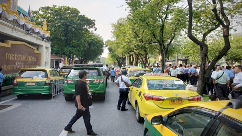 Airport taxi drivers block off Transport Ministry Airport taxi drivers block off Transport Ministry