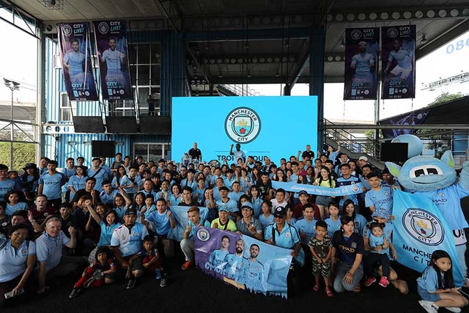 Fans Live It Up As Man City S Trophy Tour Reaches Bangkok