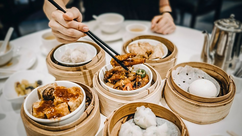 Survey reveals that Airbnb's guests spend a small fortune at local restaurants Survey reveals that Airbnb's guests spend a small fortune at local restaurants