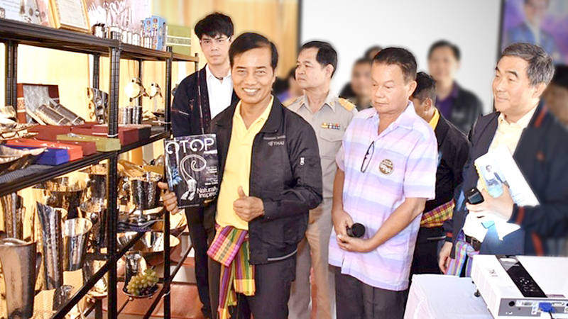 Deputy Transport Minister Thaworn Senneam, left 