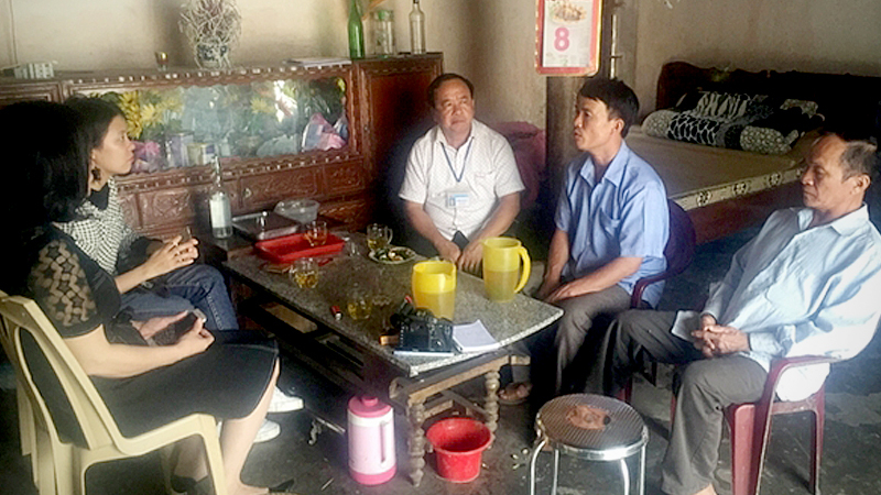 Officers from Nam Thành Commune of Nghệ An Province visit a family of a Vietnamese citizen that was found dead in a container truck in Essex. — VNA/VNS Photo Tá Chuyên