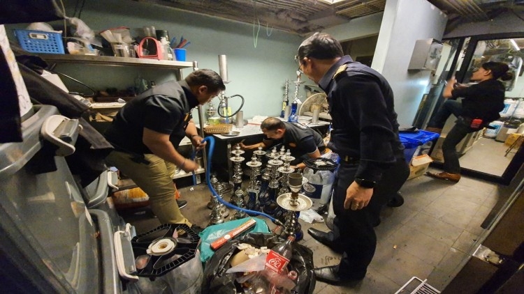 Police raid Sukhumvit pub, seize 60 hookahs Police raid Sukhumvit pub, seize 60 hookahs