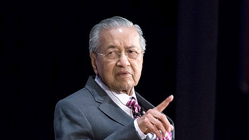 Mahathir’s press conference halted after PM bleeds from nose Mahathir’s press conference halted after PM bleeds from nose