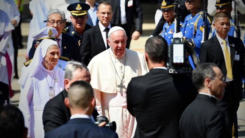 Pope Francis begins historic visit to Thailand Pope Francis begins historic visit to Thailand