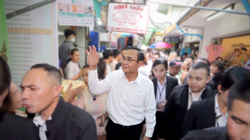 Prayut taunted by woman over 'promises' during visit to market Prayut taunted by woman over 'promises' during visit to market