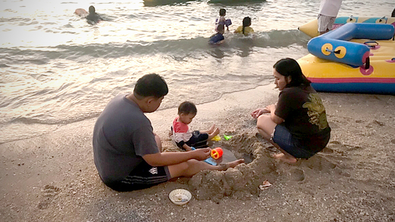 Tourists flock to Bang Saen Beach to see rare clear water Tourists flock to Bang Saen Beach to see rare clear water