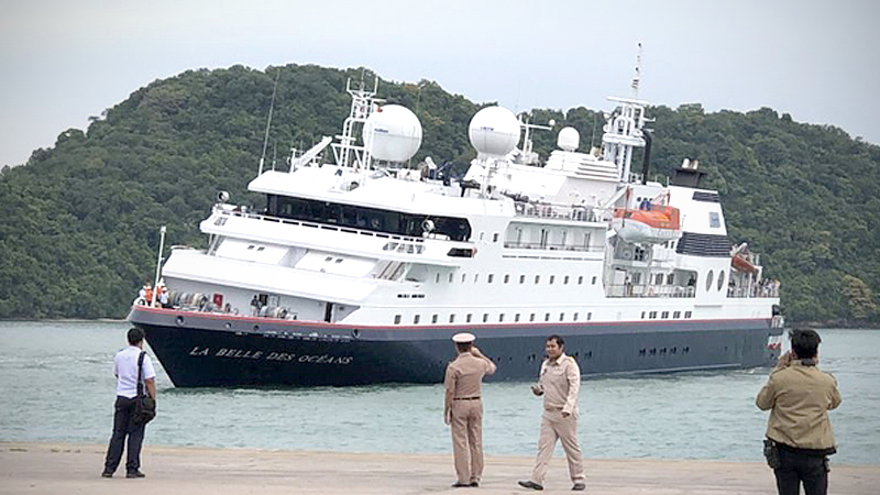 Tourist vessel towed to shore after being stranded on rocks off Phi Phi Tourist vessel towed to shore after being stranded on rocks off Phi Phi