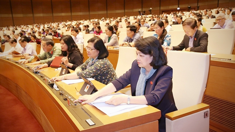 National Assembly deputies vote on amendments to the immigration law on Monday. VNA/VNS Photo