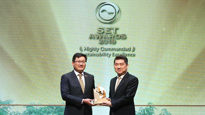 Prasit Boondoungprasert, chief executive officer of CPF, right, says that winning the award in “Best Sustainability” and maintained its place as a sustainability company in THSI, affirmed CPF's success in driving the enterprise towards sustainability under the three pillars of “Food Safety, Self-Sufficient Society and Balance of Nature”. 