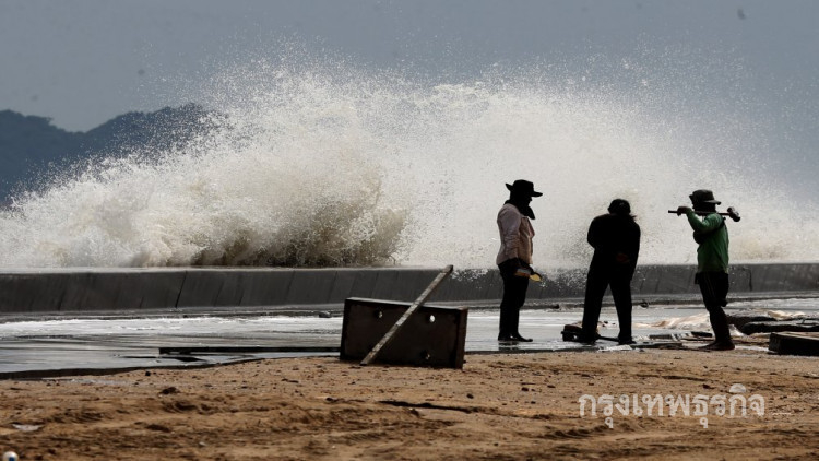 South warned of high waves and flash floods, cooler weather for upper Thailand South warned of high waves and flash floods, cooler weather for upper Thailand