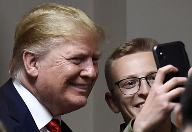 Trump makes surprise visit to U.S. troops in Afghanistan Trump makes surprise visit to U.S. troops in Afghanistan