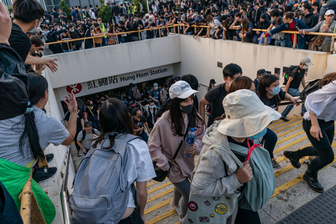 Tear gas returns to Hong Kong as police disperse authorized protest march Tear gas returns to Hong Kong as police disperse authorized protest march