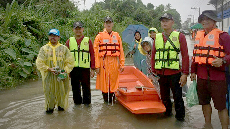 Police branches team up in relief efforts for Narathiwas flood victims Police branches team up in relief efforts for Narathiwas flood victims