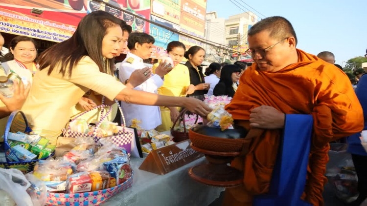 Thais give alms to monks on Father’s Day Thais give alms to monks on Father’s Day