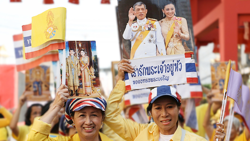Large crowds wait to welcome Their Majesties at Chinatown Large crowds wait to welcome Their Majesties at Chinatown