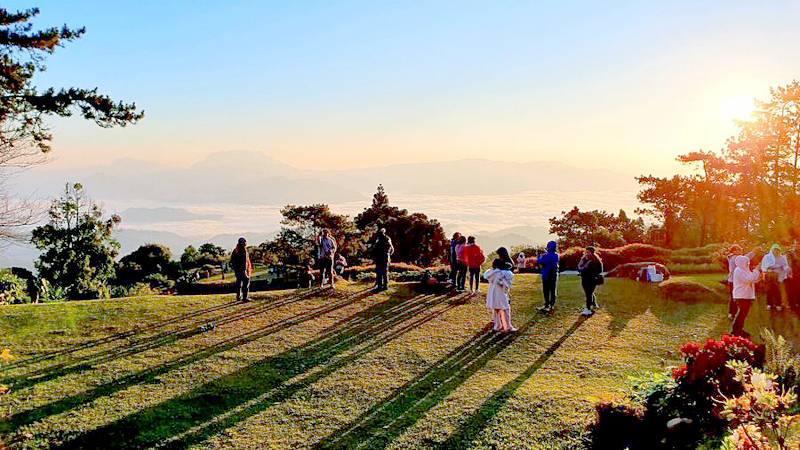 Tourists flock to Huai Nam Dang in Chiang Mai as temperatures drop to 5°C Tourists flock to Huai Nam Dang in Chiang Mai as temperatures drop to 5°C