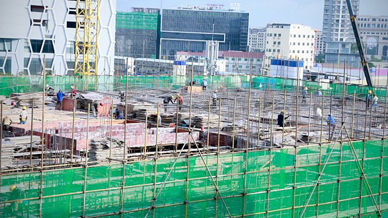 Workers worked on a high-rise building in Phnom Penh. Photo credit: Heng Chivoan