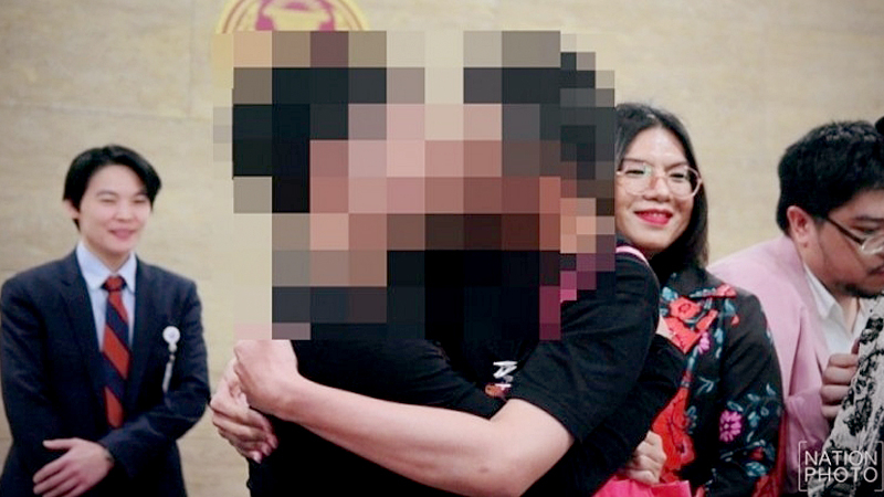 Parliament staff apologise for that Future Forward kiss Parliament staff apologise for that Future Forward kiss