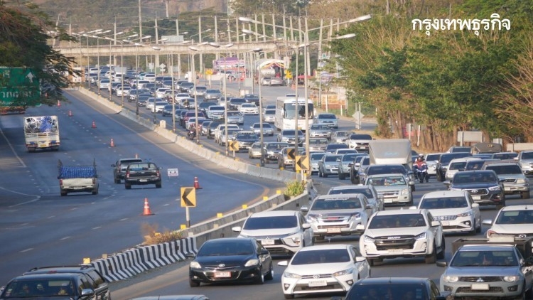 40km-long traffic jam on Mittraphap Road 40km-long traffic jam on Mittraphap Road