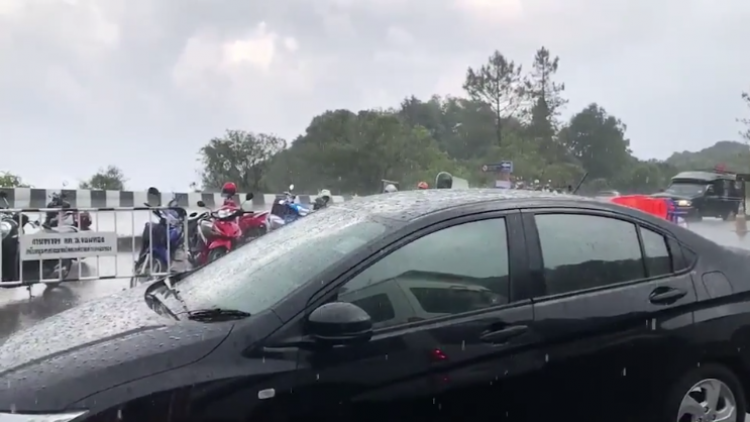 Tourists camp out on Doi Inthanon despite thundershowers and hails Tourists camp out on Doi Inthanon despite thundershowers and hails